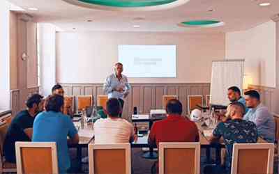 Formation de groupe en salle de l'hotel de France